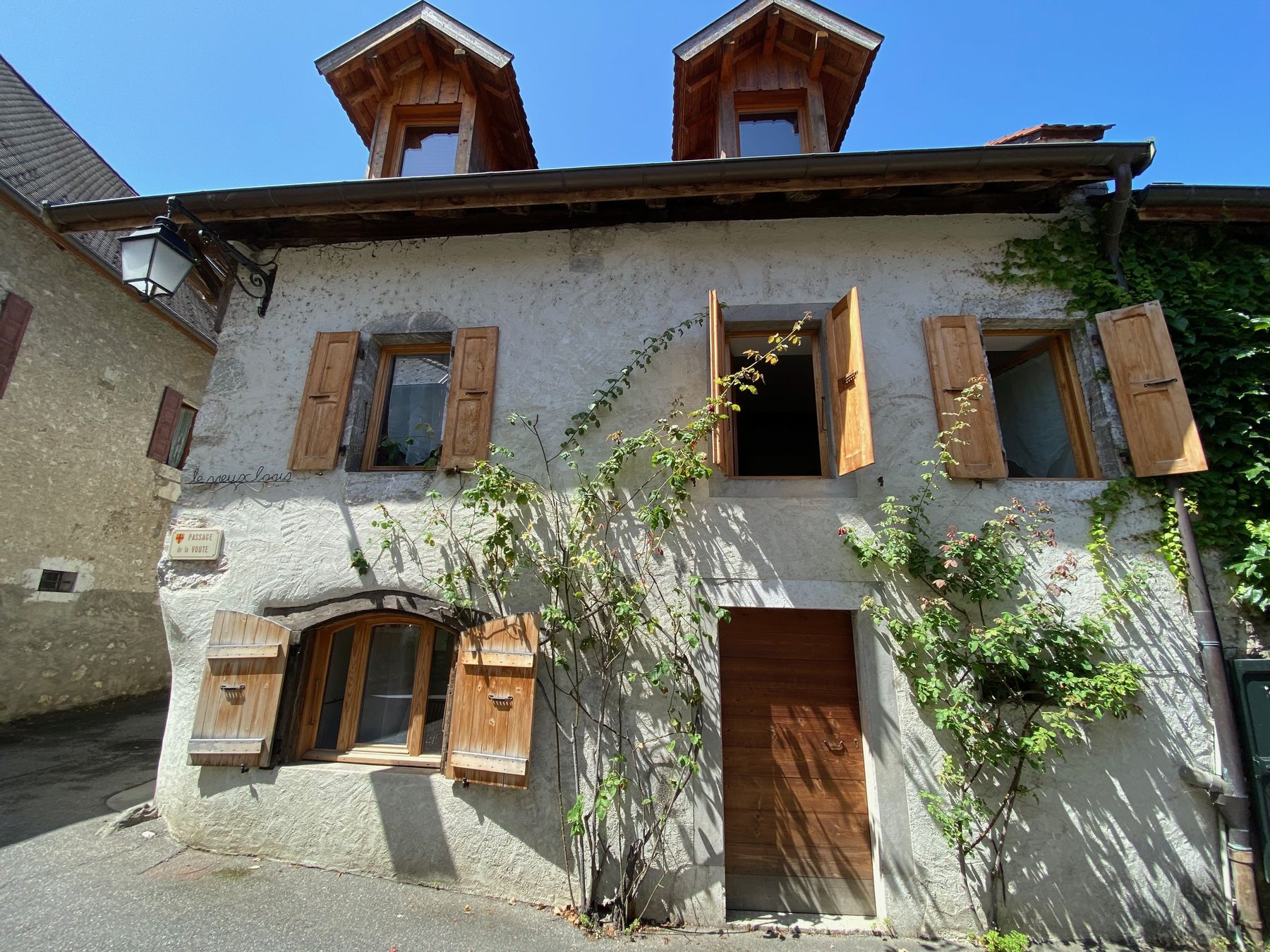 Façade du Vieux Logis avec l'enseigne en fer forgé